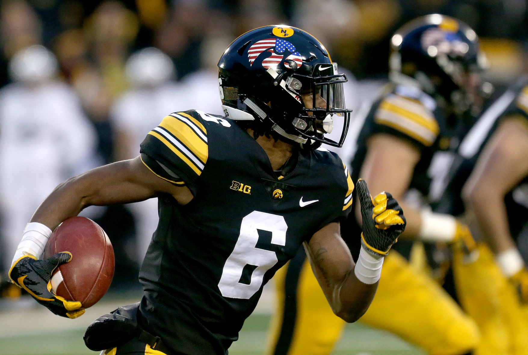 111018-Iowa-Football-011